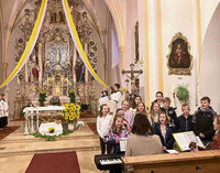 Der Kinder- und Jugendchor umrahmte den Gottesdienst.
