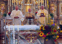 Bischöflich Geistlicher Rat Raimund Arnold feierte in Konzelebration mit Stadtpfarrer Wolfgang Häupl und Diakon Alfons Eiber den Festgottesdienst an Maria Himmelfahrt.