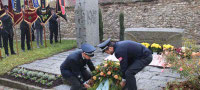 Stellvertretend für die Vereine legte die Feuerwehr Untergrafenried am Kriegerdenkmal in Ast einen Kranz nieder.