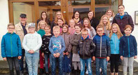 Die Kinder und Jugendlichen aus der Pfarreiengemeinschaft Waldmünchen-Ast mit Pastoralreferent Martin Kowalski.