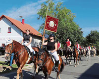 Die Standartenträgerin des Pferdewallfahrtsvereins