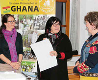 Stephanie Mauerer und Lissa Laubmeier bedankten sich bei Irmgard Hilmer für den Einblick in Pfarrer Renners Arbeit in Ghana.