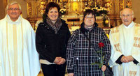 Zum “Einstand” bekam Anna Ruhland eine rote Rose. Foto: Höcherl
