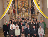 Die Ehejubilare aus Ast mit Pfarrer Raimund Arnold, Pfarrer Wolfgang Häupl und Diakon Alfons Eiber.