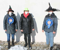 Vorsitzende Christina Wutz (Mitte) überreichte Christine Eiber und Johanna Bielmeier den Faschingsorden.