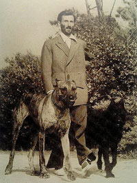 Maxence van der Meersch en promenade avec ses chiens dans la forêt du Touquet