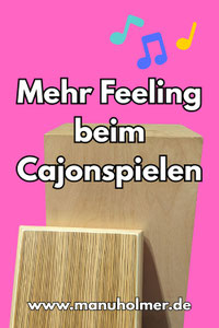 Zwei Cajons auf pinkem Hintergrund
