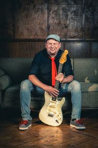 Niko Smolny, Rhythmusgitarrist bei The Facility