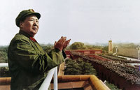 Mao preside un desfile en la plaza de Tiananmen.