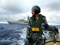 Ein Soldat der australischen Marine während der bisher vergeblichen Suche nach Flug MH370. Foto: Australian Defence Department