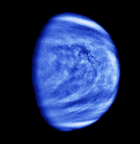 Wolkenstruktur der Venus, aufgenommen von Galileo am 14. Februar 1990 aus einer Entfernung von 1.700.000 Kilometern. Das ursprüngliche Bild wurde durch einen Violett-Filter aufgenommen. Um die Wolken sichtbarer zu machen, wurde es blau eingefärbt.