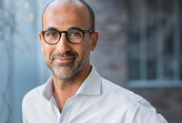 Symbolbild - Mann mit Brille, der sympathisch lächelt.