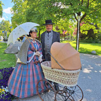 "Junges Paar" mit Kinderwagen
