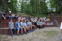 Kinder der Adler Kindergruppe, im Zeltlager Adlerhorst, in der Freilichtbühne