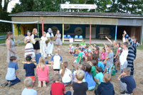 Kinder der Adler Minigruppe, im Zeltlager Adlerhorst, auf dem Beachvolleyballfeld, vorm Spielzelt, mit Tischtennisplatten