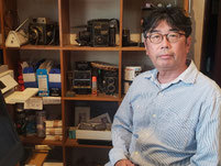 企業紹介②　きくち写真館の三代目と歴代のカメラ