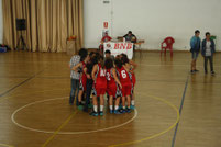 Les cadets femenines, després del seu partit, al centre del camp per cridar i saludar l'afició.