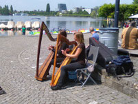 Sogar mit Harfen Musik