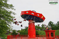 Les Chaises Volantes Kettenkarussell Wellenflug Zierer Le Parc du Petit Prince Freizeitpark Themepark Amusementpark Frankreich France kleiner prinz Attraktionen Achterbahn Show Info News Freizeit Preise Öffnungszeiten Parkplatz Anfahrt Adresse