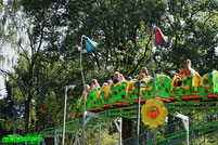 Familienachterbahn Willi der Wurm Achterbahn Rollercoaster Güven Amusement Rides Brucomela  Landerlebnis Jansen Westerstede Freizeitpark Themepark Amusementpark Achterbahn Attraktionen Fahrgeschäfte Parkplan Park Plan Anfahrt Parkplatz