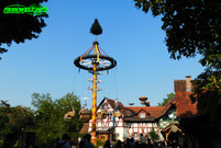 Maibaum abc rides kettenkarussell Erlebnispark Tripsdrill Cleebronn Baden Württemberg Freizeitpark Themepark Wildpark Attraktionen Fahrgeschäfte Park Plan Parkplan Map Guide Anfahrt Adresse Achterbahn 