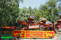 Drachenwirbel SBF Visa Group Compact Spinning Coaster Plohn Freizeitpark Tthemepark Sachsen Attraktionen Fahrgeschäfte Achterbahn Dynamite Info News Lengenfeld Adresse Preise Event Park Plan Map Guide