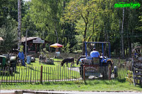 Traktorfahrt Traktorbahn Traktor Bahn Landerlebnis Janßen Westerstede Freizeitpark Themepark Amusementpark Achterbahn Attraktionen Fahrgeschäfte Parkplan Park Plan Anfahrt Parkplatz