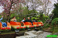 Rasender Tausendfüßler Zierer Large Tivoli Coaster Achterbahn Erlebnispark Tripsdrill Cleebronn Baden Württemberg Freizeitpark Themepark Wildpark Attraktionen Fahrgeschäfte Park Plan Parkplan Map Guide Anfahrt Adresse Achterbahn 