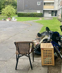 Illegal abgestellter Sperrmüll am Ludwig-Quidde-Platz in Neubrück