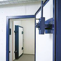 Standard armored doors are cast with concrete on site. The wall panels, which are at least 25 cm thick, are delivered as a metal construction ready for installation. Installation takes place on site while the walls are being concreted. They are airtight a