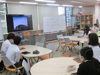 隣の教室の大型テレビで授業の同時中継