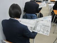新聞を読む生徒たち。