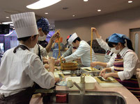スーパー料理人 鳥居久雄先生の指導のもとでの調理実習。