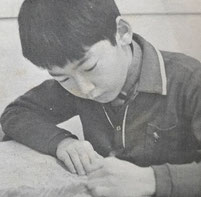 何か勉強している写真