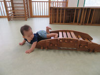 ★腹ばいで登り降りする