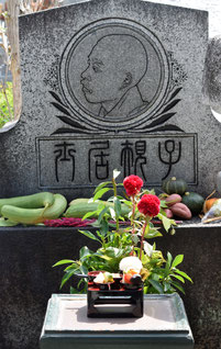 墓前には浅海会員丹精の糸瓜などまた鶏頭の花も供えられた　　　写真：高村昌雄理事