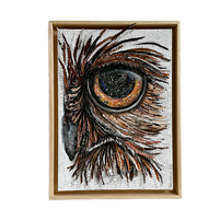 Mixed media uil in warme bruine en koele blauwe tinten, ingelijst in een witte baklijst. Een uniek kunstwerk voor elk verzameling.
