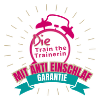 Grafisches Logo mit Wecker und Schriftzug ‚Die Train the Trainerin – Mit Anti-Einschlaf-Garantie‘ in Pink und Petrol.