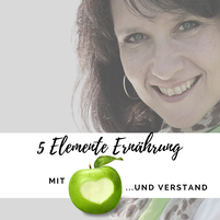 Podcast 5 Elemente Ernährung mit Herz und Verstand, Frau schwarz weiß mit dunklen Haaren, rotes Herz mit Kopfhörern