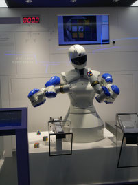 短時間でルービックキューブの面をそろえるロボット=8日午後、安川電機北九州工場