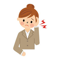 青森市で整体を検討しているデスクワークによる頭痛に悩む女性