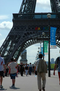 観光客で込み合うイエナ橋。