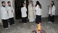 Pater Wieslaw bei der Segnung des Osterfeuers.