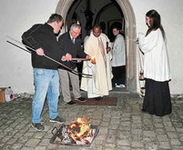 Pater Anish entzündete am Osterfeuer die Osterkerze. 