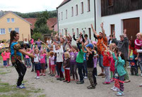 “Lasst uns die Lebensfreude Afrikas spüren und musikalisch die Welt erkunden!”