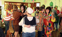 Viele Frauen besuchten den Weiberfasching des KDFB Ast und schwangen das Tanzbein.
