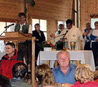 Wegen des regnerischen Wetters zelebriert Pater Joseph den Festgottesdienst im Feststadl.