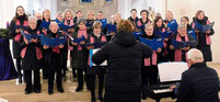 Der Kirchenchor Ast unter der Leitung von Lissa Laubmeier sang von Hoffnung und Freude und rief dazu auf, die Herzen zu öffnen.