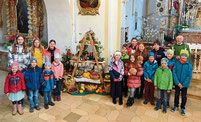 Pfarrer Raimund Arnold mit Kindern aus der Pfarrei beim Erntealtar. 