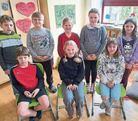 Die Aster Kinder lassen sich beim Erstkommunionunterricht in der Schule fotografieren.